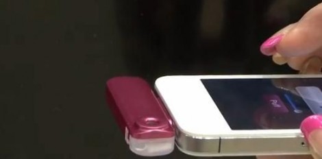 primul-iphone-cu-spray-cum-functioneaza-aplicatia-care-iti-face-telefonul-in-sticla-de-parfum_size1